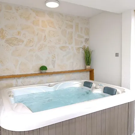 Tonina - House With Terrace, Jacuzzi, Free Parking * Split