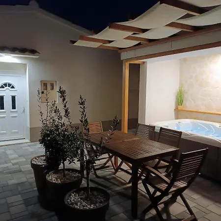 Tonina - House With Terrace, Jacuzzi, Free Parking *