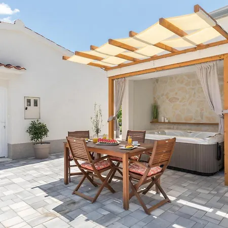 Apartment Tonina - House With Terrace, Jacuzzi, Free Parking *