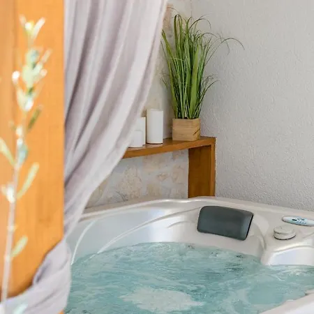 Tonina - House With Terrace, Jacuzzi, Free Parking