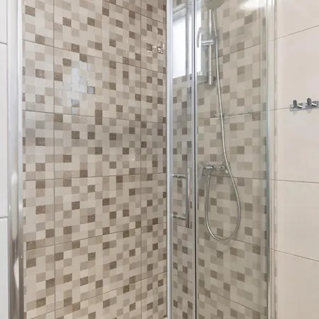 Tonina - House With Terrace, Jacuzzi, Free Parking