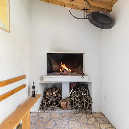Tonina - House With Terrace, Jacuzzi, Free Parking