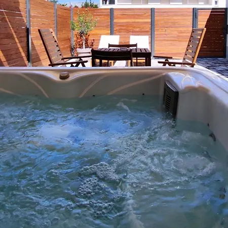 Tonina - House With Terrace, Jacuzzi, Free Parking * Split