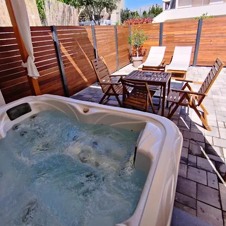 Tonina - House With Terrace, Jacuzzi, Free Parking