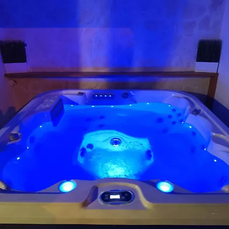 Tonina - Private Jacuzzi, Free Parking, Terrace 아파트