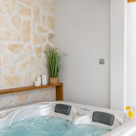 Tonina - House With Terrace, Jacuzzi, Free Parking *