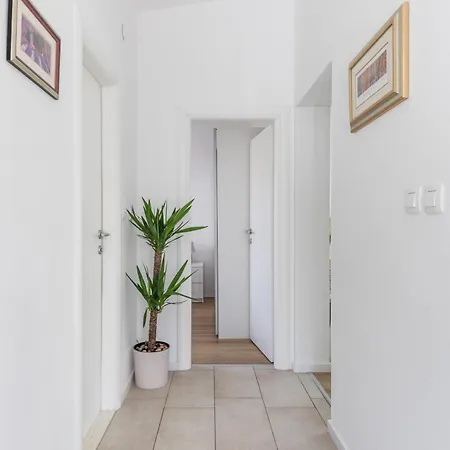 Tonina - House With Terrace, Jacuzzi, Free Parking * Split
