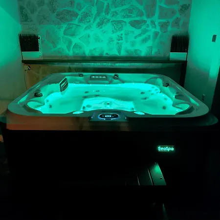 Tonina - Private Jacuzzi, Free Parking, Terrace דירה