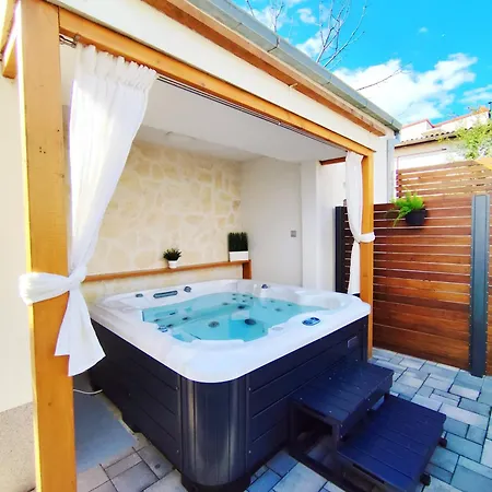 Daire Tonina - Private Jacuzzi, Free Parking, Terrace